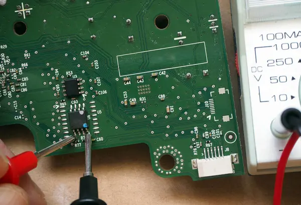 Técnico Está Solucionando Problemas Circuito Eletrônico — Fotografia de Stock