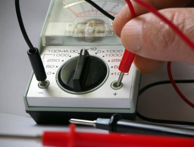 Analog multimetreyi ayarlayan teknisyen. Teknik konular kavramı.   