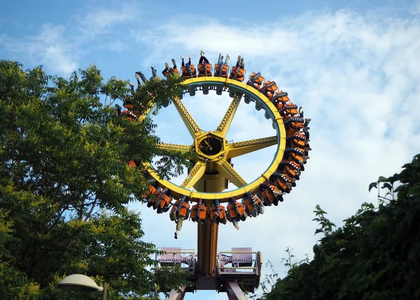 Ankara 'daki lunaparkta eğleniyorum. Eğlenceli gezintiler yapan açık hava eğlencesi..