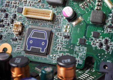 Elektrikli araba üretiminde çipler. Mikroçipli elektronik devre kartı. Akıllı otomobiller ve yarı iletkenler konsepti.