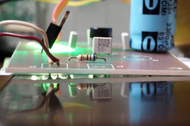 Devre kartındaki elektronik bileşenler. Direnişe odaklanmış.