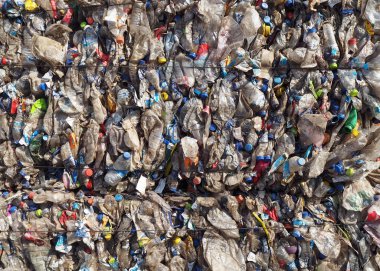 Sıkıştırılmış plastik şişeler geri dönüşüm için hazır. Plastik atık yığını