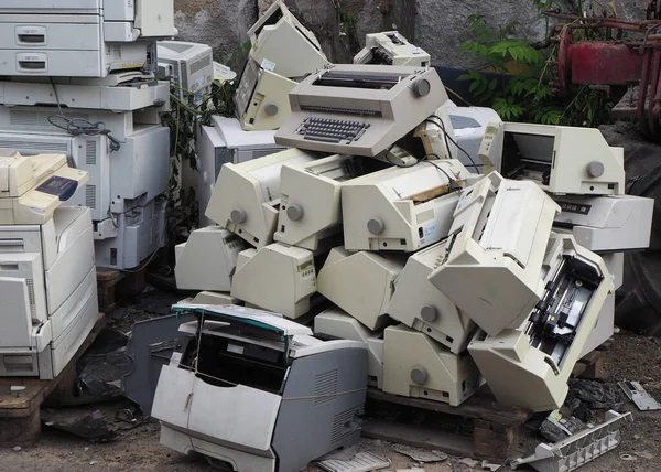 Bir yığın ofis makinesi atığı. Yazıcı ve fotokopi makinesi geri dönüşümü için hazır.   