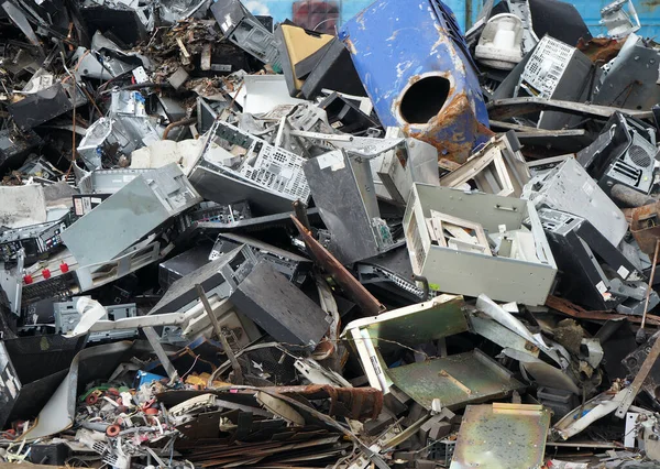 Hurdalıkta hurda metal yığını. Geri dönüşüm merkezindeki bilgisayar kutularını çöpe at. Geri dönüşüm için atıklar ve atıklar