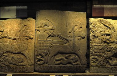 Anadolu Medeniyetler Müzesi 'nde M.Ö. 900-700 yıllarında yapılmış bir ortopedi yayını. Savaş Arabası, eski savaşlarda ve yarışlarda kullanılan iki tekerlekli bir araçtır.. 