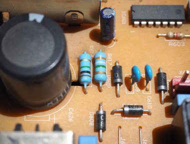 Endüstriyel devre kartındaki elektronik bileşenler. Direnişçilere odaklanmış.
