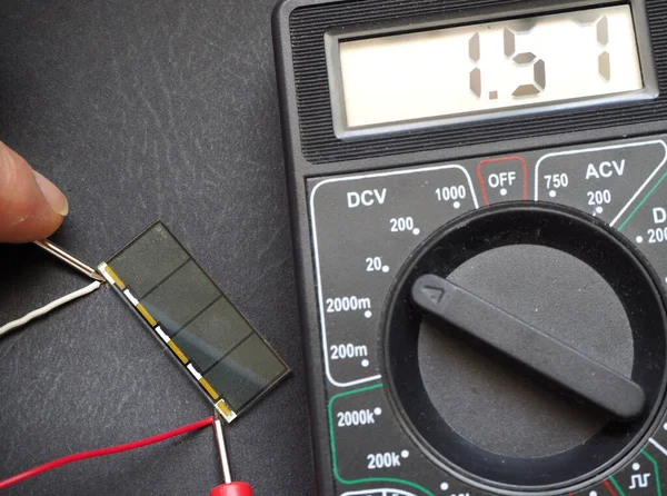 Celdas Fotoeléctricas Prueba Voltaje Células Solares Diminutas Con Multímetro Centrado — Foto de Stock