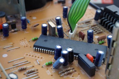 Endüstriyel baskılı devre kartında elektronik çip. Seçili odak.