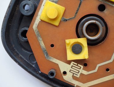 Şeffaf plastik düğme ya da düğme. Elektronik cihazlarda iletken mürekkep ya da boya içeren plastikler.