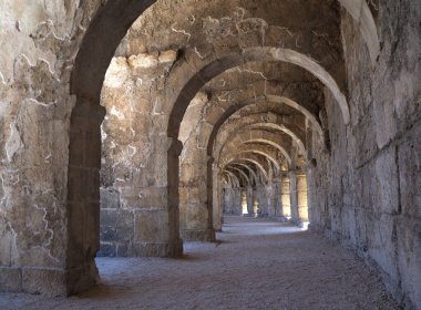 Eski kemerler. Antalya 'daki Aspendos Antik Tiyatrosu, Türkiye. 