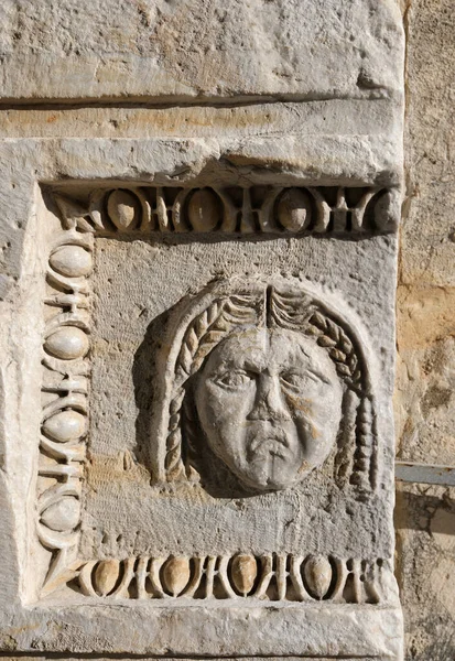 Πέτρινη Μάσκα Στα Ερείπια Του Αρχαίου Ελληνιστικού Αμφιθεάτρου Στην Ασπένδο — Φωτογραφία Αρχείου