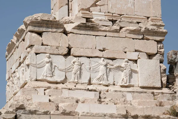 Türkiye 'deki Sagalassos antik kentinin kalıntıları. Taş üzerinde antik ayin tasvirleri. Eski uygarlıktan tarihi bir yer.. 