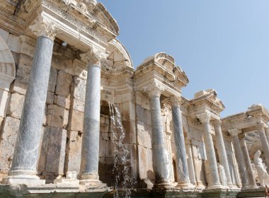 Antoninus Pius 'un perisi. Antonine fıskiyesi MÖ 4. yüzyıldan kalma Burdur 'daki Sagalassos antik bölgesinde. Türkiye.