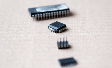 Entegre devreler. Elektronik çipler. Yarı iletken bileşenler. Seçili odak.