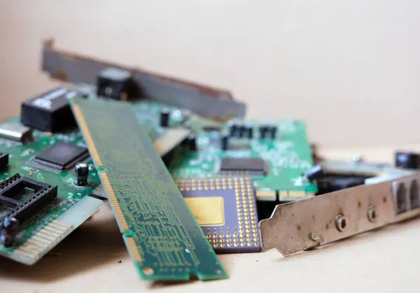電子廃棄物について コンピュータハードウェアの時代遅れまたは廃止 Wasteコンセプト Ramモジュールに焦点を当てた — ストック写真