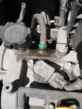 Araçlarda motor yağı sızıntısı. Hasarlı yağ contası. Araba, yağ sızdırıyor..