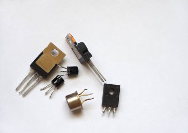 Yarı iletken bileşenler. Transistör, triode, triac ya da mosfet türleri.
