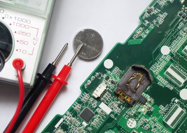 Pilli elektronik devreler. Güç kesildiğinde uçucu hafızayı korumak için pil. 3 Volt lityum düğmeli pil. 