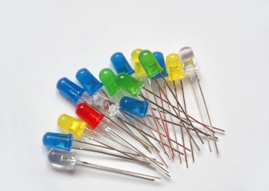 Farklı renklerde bir sürü LED. Yarı iletken lambalar sarı, mavi, kırmızı, yeşil ve şeffaf renklerde.