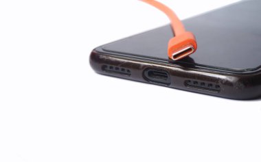 C tipi şarj bağlantısına sahip akıllı aygıtlar. Cep telefonlarına veri transferi veya şarj sistemi.