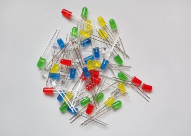 Işık Emici Diyotlar (LED 'ler) Grubu. Farklı renklerde LED yığını. Yarı iletken diyot lambaları sarı, mavi, kırmızı, yeşil ve şeffaf renklerde.