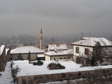 Ankara kenti kışın Ankara kalesinden bakıyor. Türkiye.