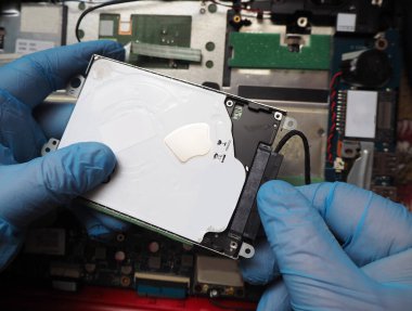 Teknisyen bilgisayara sabit disk yüklüyor. Disk kablosu çıkarılıyor ya da takılıyor. Veri kurtarma kavramı.