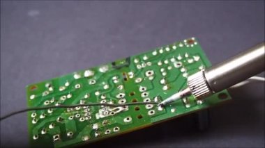 Elektronik devre kartında lehimleme demiriyle lehimleme.