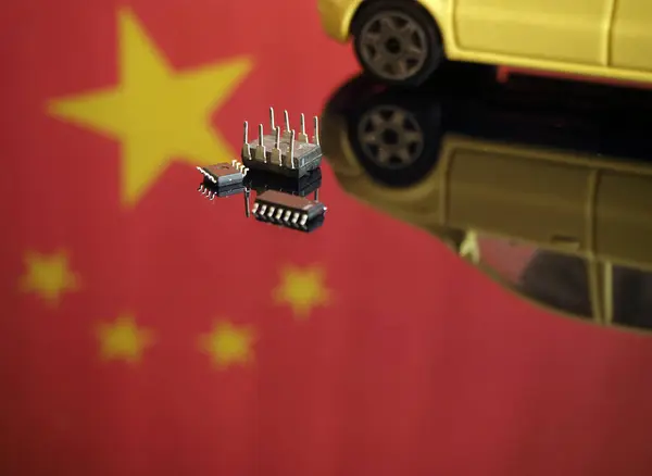 Chinas Konzept Für Halbleiterchips Und Elektrofahrzeuge Elektronik Und Computer Autos lizenzfreie Stockbilder