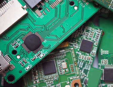 Mikroçipler yerleştirildi. Devre kartında dünyanın en iyi yarı iletken elektronik parçaları var. Cips teknolojisi (COB). Seçili odak.