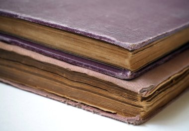 Beyazlar üzerinde izole edilmiş eski kitapları kapatın. Antika kitaplar..