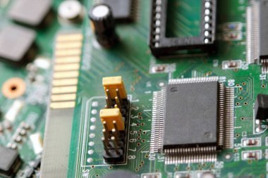 Elektronik devre kartının konfigürasyonu için sıçrama blokları. Şant atlayıcıları. 