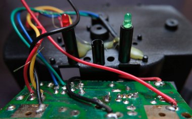 Bir elektronik cihazın içindeki kablolar, bağlantılar, lehimler, devre elemanları.