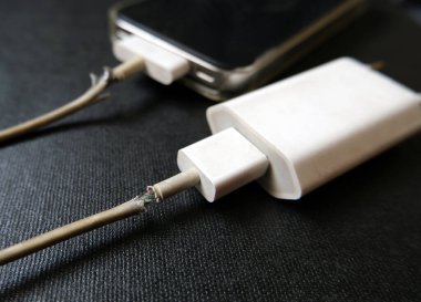 Şarj kablosu hasarlı. Elektrik kabloları kırılmış ve yalıtımlarından dışarı fırlamış..
