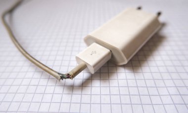 Şarj aletinin kablosu hasar görmüş. Elektrik kabloları kırılmış ve izolasyonları bozulmuş..