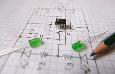 Elektronik devre şeması ve yarı iletken bileşenleri. Elektrik mühendisliğinde proje planlama, tasarım ve üretim. Seçili odak.