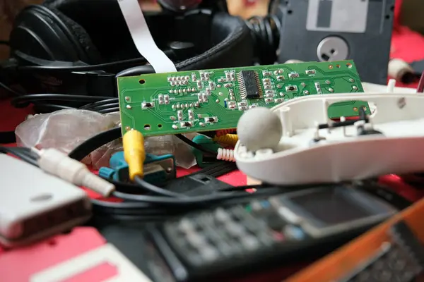 Teknolojik yaşamlarının sonuna ulaşmış elektronik cihazlar. Elektronik geri dönüşüm ya da e-atık bekliyor. 