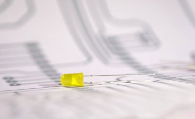 Elektronik devre diyagramında tek sarı ışık yayan diyot (kurşun). Yarı iletkenler ve mühendislik projeleri kavramı.