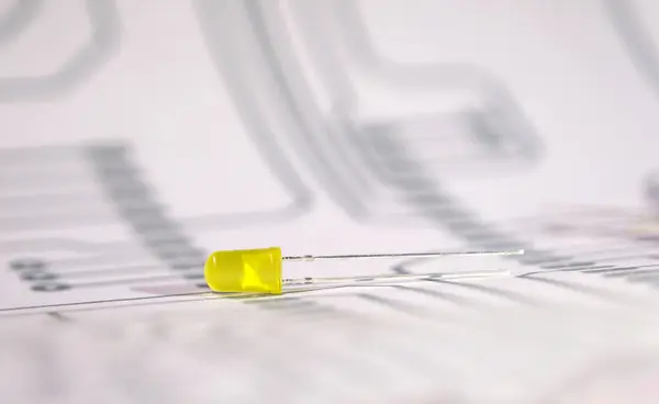Elektronik devre diyagramında tek sarı ışık yayan diyot (kurşun). Yarı iletkenler ve mühendislik projeleri kavramı.