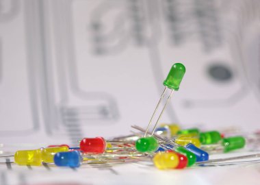 Yarı iletken kuzular, Işık yayan diyotlar (LED). Elektronik bileşen yığınında yeşil kabloya odaklanmış.