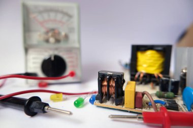 Elektronik çalışma tezgahı. Teknik bölümde test ya da onarım. Teşvike odaklı.