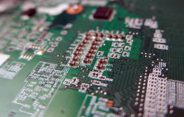 Elektronik kartta yüzey bağlantısı ve teknoloji rezistansları var. Devre kartı dokusuna sahip yüksek teknoloji arkaplan. 