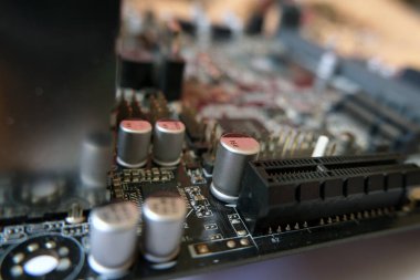 Yüksek teknoloji elektronik. Tahtada mikro elektronik var. Kondansatörlere odaklanmış.