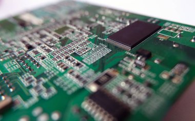 Elektronik devre kartındaki mikroçip. Yüksek teknoloji elektronik bileşenler. 