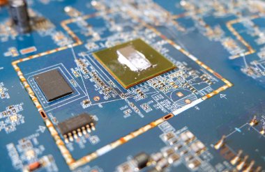 Anakaradaki yarı iletken bileşenler. Mikroişlemci, entegre devreler ve mikroçipler. Yüksek teknoloji örnekleri. Seçili odak.