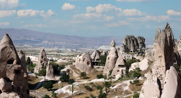 Kapadokya bölgesinde kaya oluşumları ve bu kayalara oyulmuş yerleşimler.