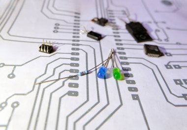 Devre şematik arkaplanındaki elektronik bileşenler. LED 'lere ve direnişe odaklanmış.