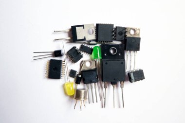 Yarı iletken elektronik bileşenler. Diyotlar, transistörler, öncü lambalar ve entegre devreler beyaz bir alanda izole edilmiş..
