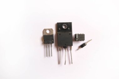 Beyazın üzerinde yarı iletken elektronik devre parçaları. Diyot, entegre devre ve transistörler.