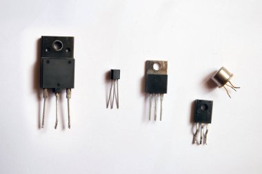 Farklı paket tipinde transistörler. Yarı iletken elektronik bileşenler.